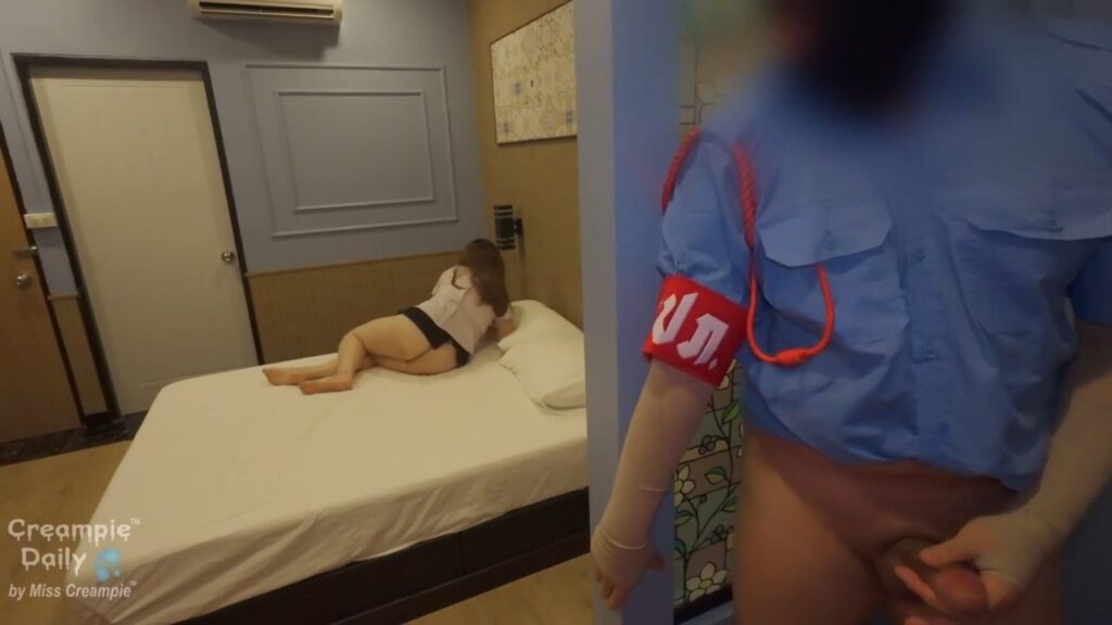 นักศึกษาสาวรู้ว่าน้องมันรับงานไซด์ไลน์ยามหอพักผัวแม่บ้านแอบเอากุญแจไปเปิดห้องอย่างหื่นเลย แอบชักว่าวหัวควยน้ำเยิ้มๆข่มขืนคาชุดนักศึกษาคิดว่าน้องมันจะร้องให้คนช่วยที่ไหนได้แหกขาให้กระเด้าหีเลย