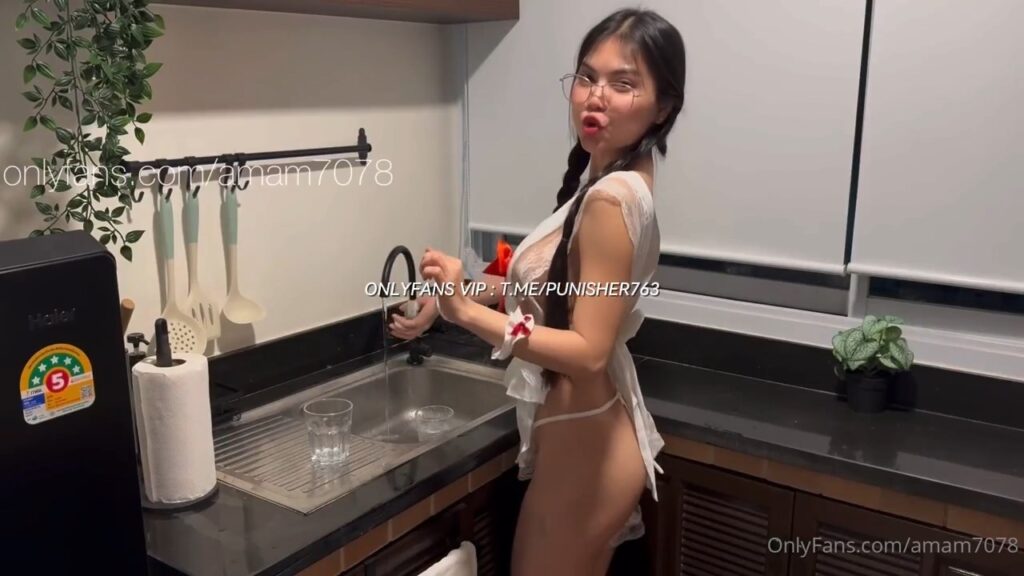 น้องแอมชุดเซ็กส์ซี่ส์แนวสาวเมด amam7078 คนใส่แว่นมันดูน่าเย็ดเป็นพิเศษล้างจานอยู่ในครัวเสียบสดแม่งเลย Onlyfans เสนอมาก็พร้อมคาลิ้นชักกันในห้องครัวไปต่อในห้องนอนน้ำกระจาย
