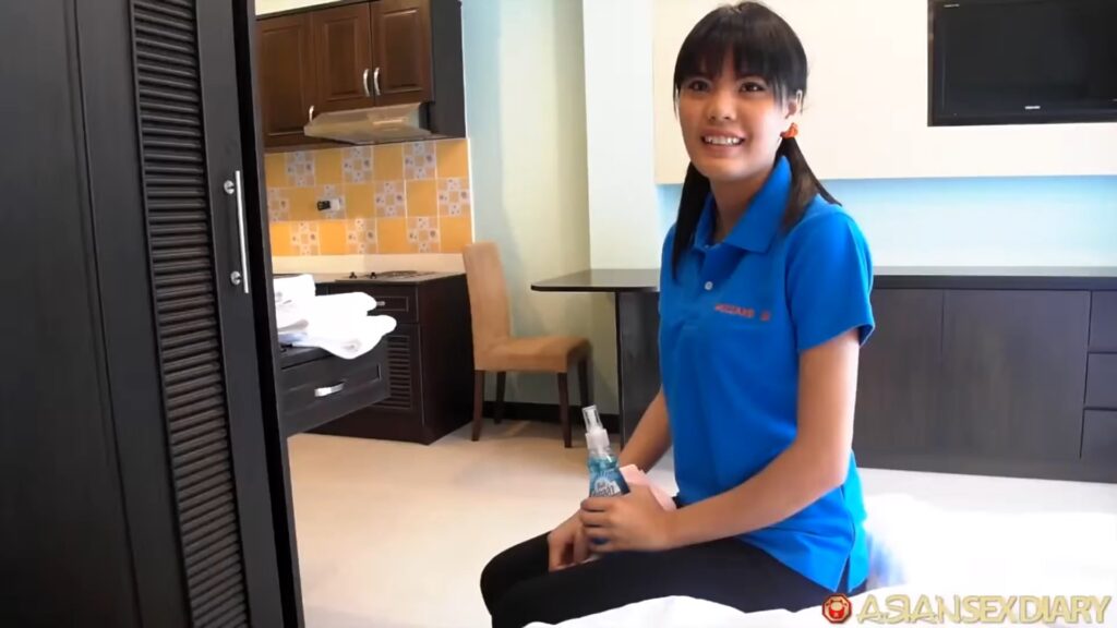 AsianSexDiary Nun น้องนันสาวไทยแม่บ้านโดนหลอกเย็ด Room service เข้าไปทำความสะอาดในห้องพักฝรั่งนอนโชว์ควยแข็งอย่างใหญ่อยู่บนเตียงสุดท้ายทนความเงี่ยนไม่ได้ต้องยอมให้เย็ด