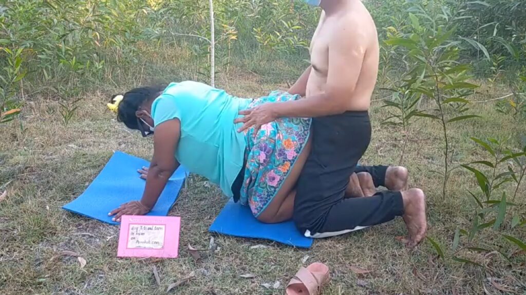 หนังโป๊หีหวาน บอกผัวมาเก็บผักไปแกงเอามะนาวไปต้มยำแอบมาเย็ดกับลูกเขยในสวน ล่อกันคาผ้าถุงแบบเอ้าดอร์กลางแจ้งเอาเสื่อมาเตรียมไว้แล้วหีคนอ้วนมันตอดโคตรดี