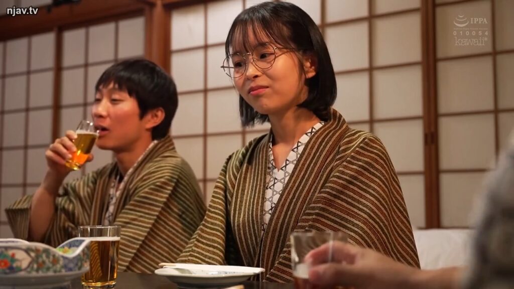 CAWD-722 ดูหนังโป๊ซับไทย ไอ้จืดชอบมอมเหล้าพี่สาวคอแข็งๆกับเพื่อนเรียบร้อยหมด “Natsu Hinata”นัตสึ ฮินาตะ โดนเย็ดหีกลางวงเหล้าสาวแว่นหน้าตาเรียบร้อยแต่ลีลาบนเตียงเด็ดมาก